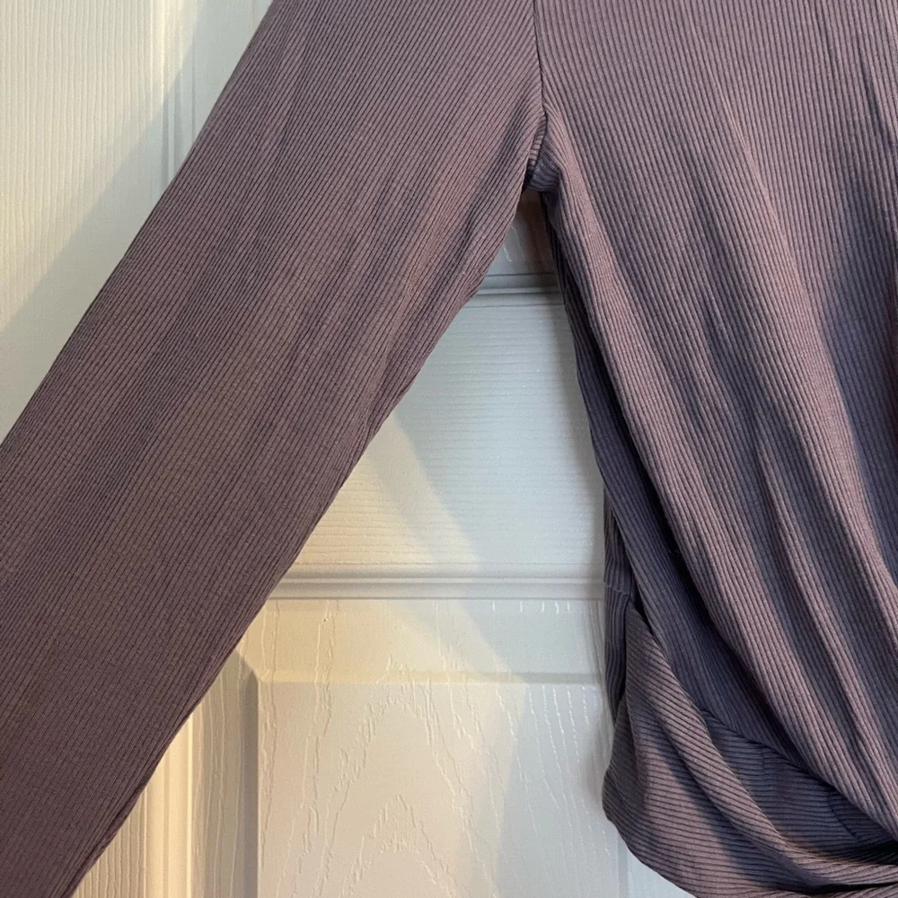 Vuori Women's Long Sleeve Cove Twist Front Top Cropped Purple cover Pilates - Picture 5 of 7